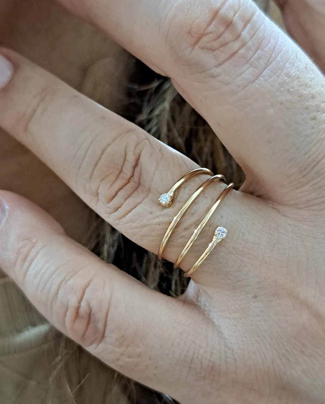 Anel Espiral 2 Zircônias - Semijoia Banhada a Ouro 18k | Alexa Semijoias