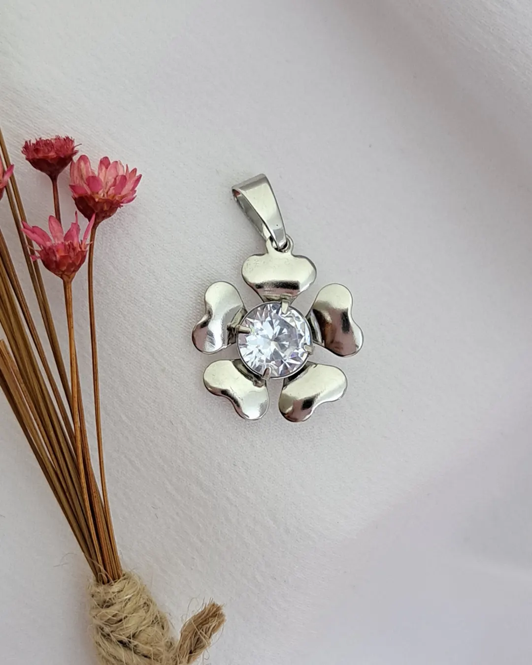 Pingente Flor Pedra Cristal Aço Inox - Aço Inoxidável • 100% À Prova D’Água | Alexa Semijoias Pingente Flor Pedra Cristal Aço Inox - Aço Inoxidável • 100% À Prova D’Água | Alexa Semijoias
