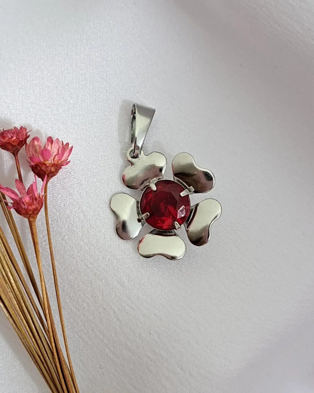 Pingente Flor Pedra Vermelha Aço Inox - Aço Inoxidável • 100% À Prova D’Água | Alexa Semijoias Pingente Flor Pedra Vermelha Aço Inox - Aço Inoxidável • 100% À Prova D’Água | Alexa Semijoias